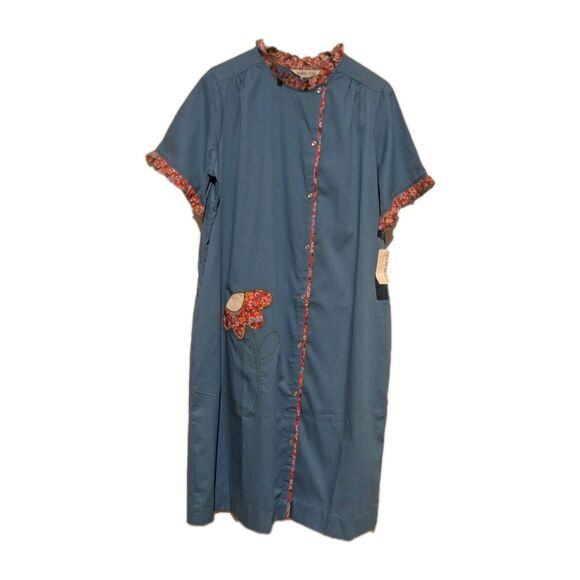 NOS Vintage 70s Model’s Coat Blue Red Posey Pocket Housecoat Ruffle Snaps XL 16 - Picture 1 of 6
